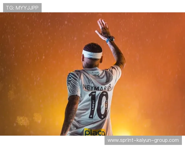 内马尔意外在训练中被队友泼水庆祝生日，现场笑声不断